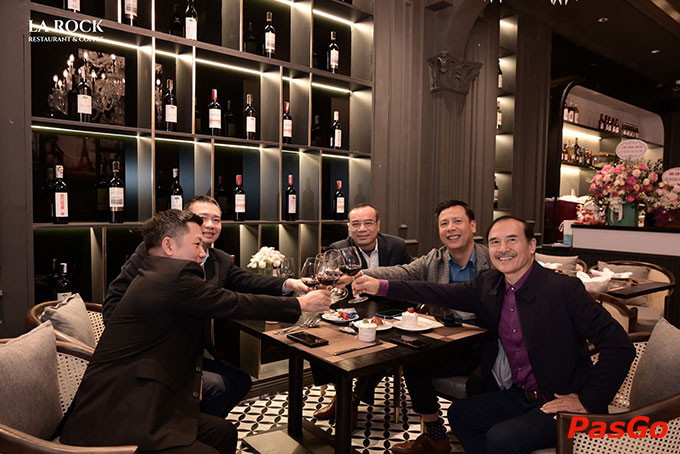 Không gian tại La Rock thích hợp cho mọi bữa tiệc tiếp đãi đối tác khách hàng, tiệc hẹn hò đôi lứa, tiệc thân mật cùng gia đình...