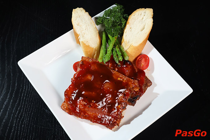 Với menu đa dạng từ các món hải sản tươi ngon, các món ăn kiểu Âu sáng tạo và đặc biệt là danh mục steak ấn tượng với nhiều loại bò hảo hạng