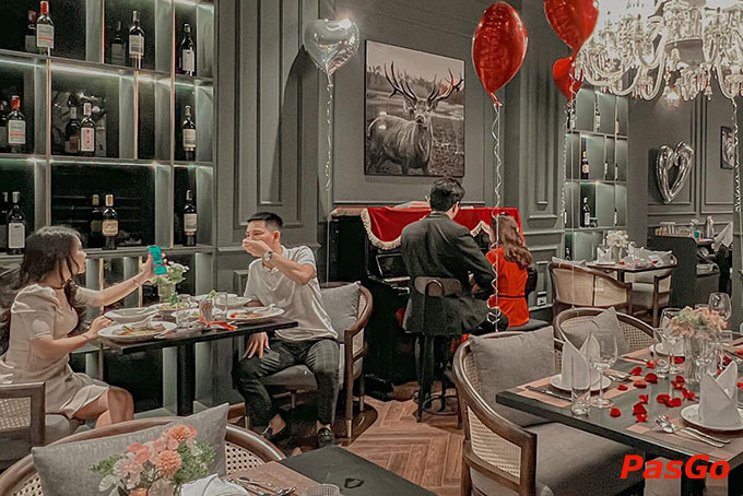 Không gian tại La Rock thích hợp cho mọi bữa tiệc tiếp đãi đối tác khách hàng, tiệc hẹn hò đôi lứa, tiệc thân mật cùng gia đình...