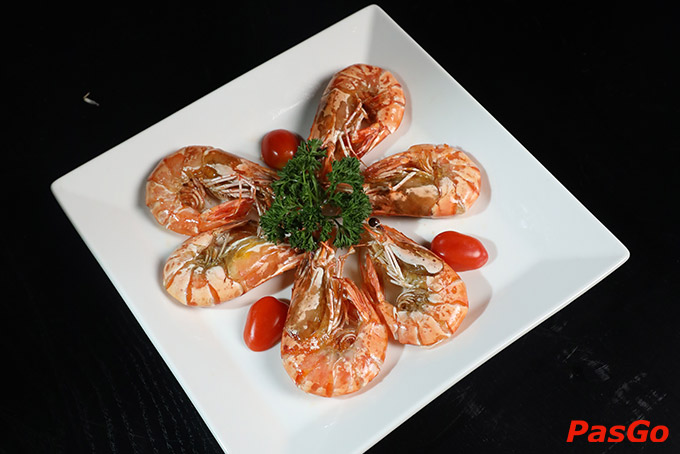Với menu đa dạng từ các món hải sản tươi ngon, các món ăn kiểu Âu sáng tạo và đặc biệt là danh mục steak ấn tượng với nhiều loại bò hảo hạng