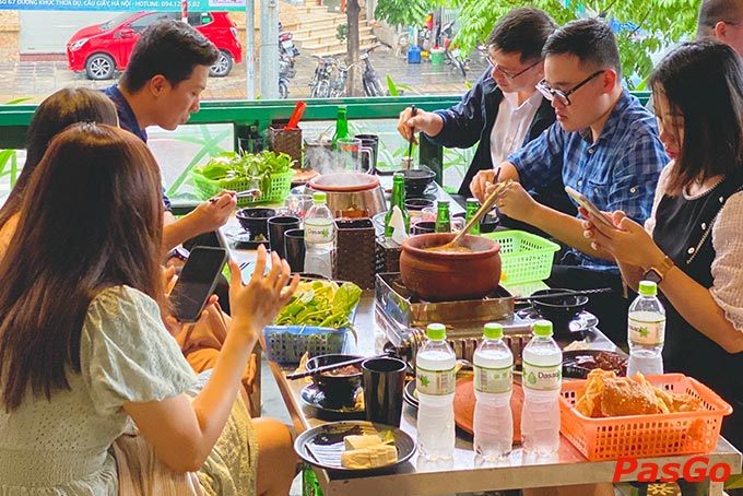 Đêm đến quán còn lên đèn lung linh đúng chuẩn nơi cực thích hợp để tụ tập bạn bè lắm nha.