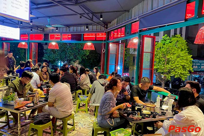 Đêm đến quán còn lên đèn lung linh đúng chuẩn nơi cực thích hợp để tụ tập bạn bè lắm nha.