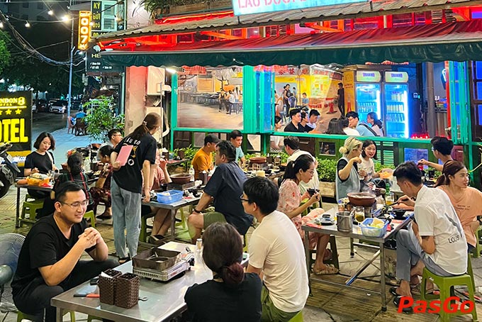 Đêm đến quán còn lên đèn lung linh đúng chuẩn nơi cực thích hợp để tụ tập bạn bè lắm nha.