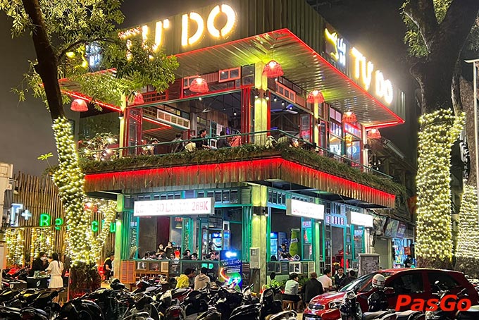 Không gian rộng rãi, sạch sẽ thoáng mát kết hợp cây cỏ cực thoáng và độc đáo tại Lẩu Bò Tự Do