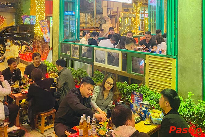 Còn gì tuyệt hơn là được ngồi trong trong gian chill chill, điều hòa mát mát, thưởng thức những nồi lẩu thơm ngon anh em nhỉ!