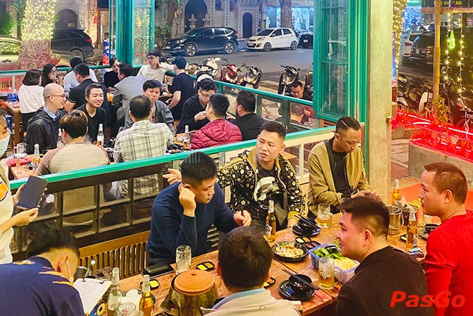 Còn gì tuyệt hơn là được ngồi trong trong gian chill chill, điều hòa mát mát, thưởng thức những nồi lẩu thơm ngon anh em nhỉ!