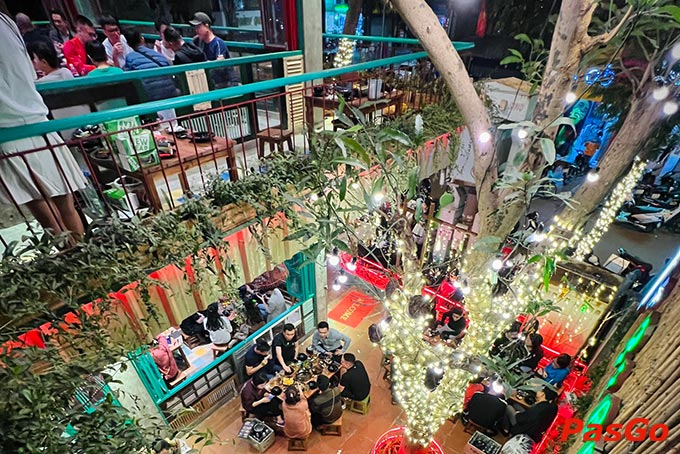 Không gian rộng rãi, sạch sẽ thoáng mát kết hợp cây cỏ cực thoáng và độc đáo tại Lẩu Bò Tự Do