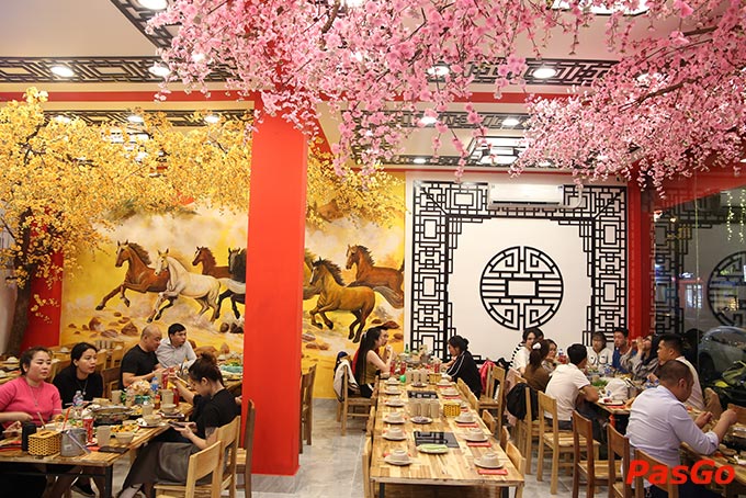 Với không gian rộng rãi, thoáng mát, nhà hàng Lẩu Đức Trọc là địa điểm lý tưởng cho các bữa tiệc gia đình, bạn bè, sinh nhật