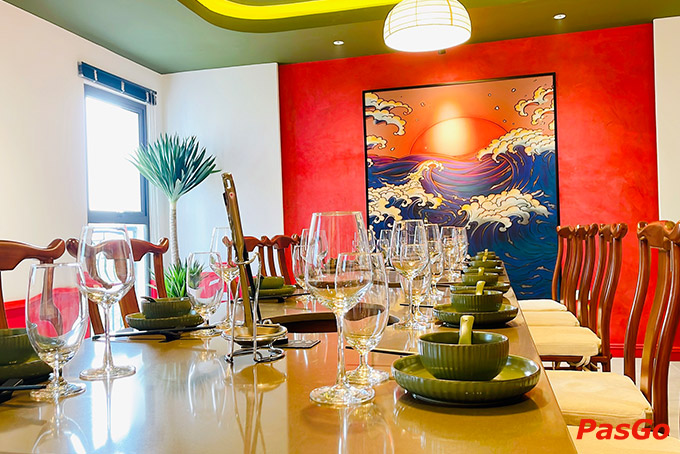 Nhà hàng sở hữu không gian sang trọng, ấm cúng và lãng mạn đậm kiến trúc Nhật Bản