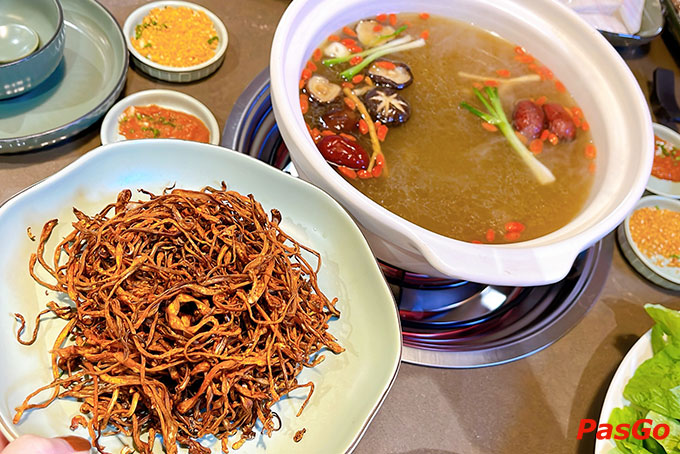 Đến với Lẩu Nấm Kinoko để trải nghiệm những món ăn đặc trưng, các loại nấm tươi, nấm quý