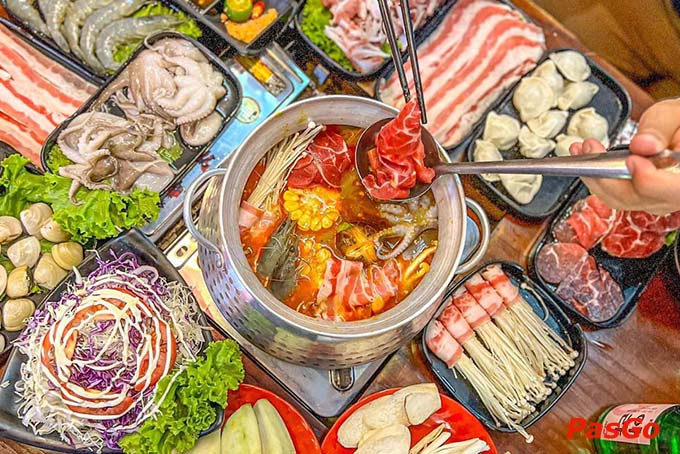 Bữa tiệc nướng lẩu với đa dạng nhiều nguyên liệu từ các loại thịt đến hải sản