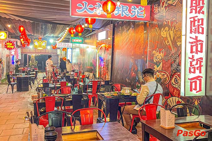 Nhà hàng Lẩu Nướng Hồng Kông Huỳnh Thúc Kháng có không gian rộng rãi, sạch sẽ, vào ban đêm, quán trở nên lung linh bởi ánh đèn lấp lánh
