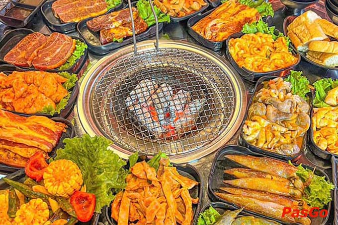 Bữa tiệc nướng lẩu với đa dạng nhiều nguyên liệu từ các loại thịt đến hải sản