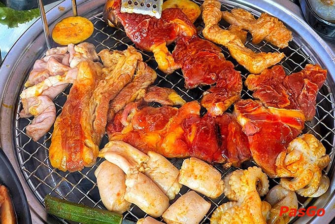 ác nguyên liệu chế biến món ăn ở Lẩu Nướng Hồng Kông đều phải trải qua khâu kiểm tra rất kỹ càng trước khi chế biến để đảm bảo độ tươi ngon của món ăn cũng như chất lượng vệ sinh an toàn thực phẩm