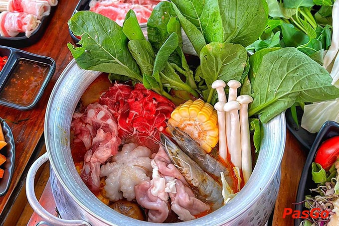 ác nguyên liệu chế biến món ăn ở Lẩu Nướng Hồng Kông đều phải trải qua khâu kiểm tra rất kỹ càng trước khi chế biến để đảm bảo độ tươi ngon của món ăn cũng như chất lượng vệ sinh an toàn thực phẩm