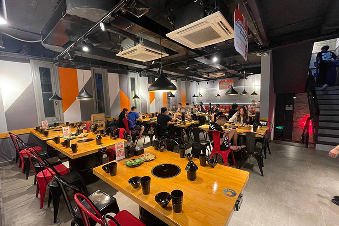 Không gian rộng lớn với những điểm nhấn màu cam tươi tắn đầy năng lượng