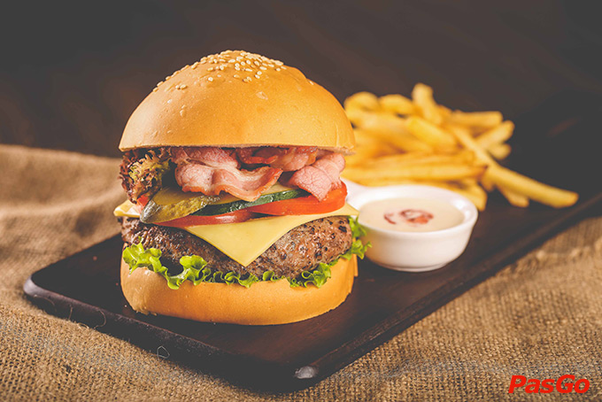 Nhà hàng Le Monde Steak Vincom Trần Duy Hưng 8