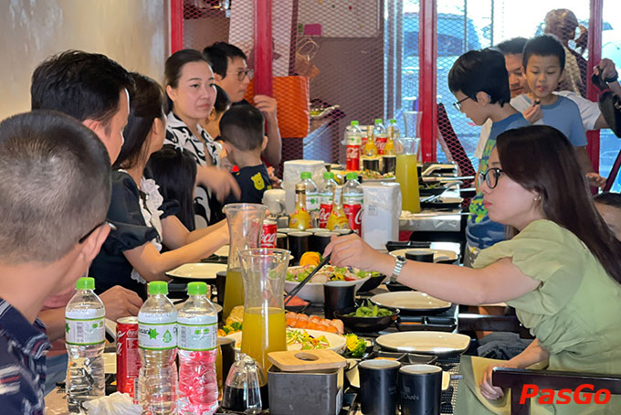 Let’s Sushi Nguyễn Văn Lộc được thiết kế theo phong cách hiện đại, trẻ trung