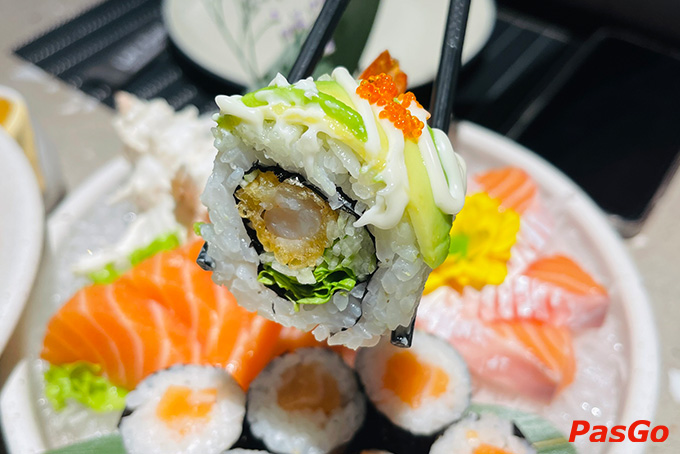 Bên cạnh sushi, một món ăn “quốc hồn quốc túy” khác của ẩm thực Nhật cũng xuất hiện đầy ấn tượng tại Let’s Sushi, đó là hơn 10 loại sashimi tươi ngon từ các loại hải sản tươi rói