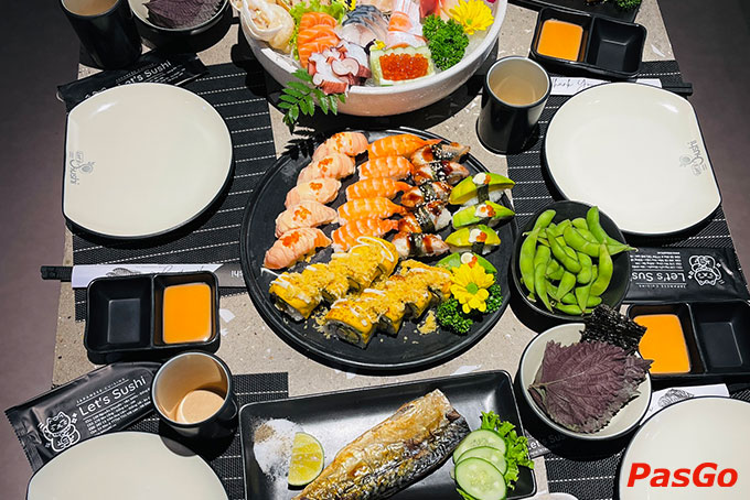 Bên cạnh sushi, một món ăn “quốc hồn quốc túy” khác của ẩm thực Nhật cũng xuất hiện đầy ấn tượng tại Let’s Sushi, đó là hơn 10 loại sashimi tươi ngon từ các loại hải sản tươi rói