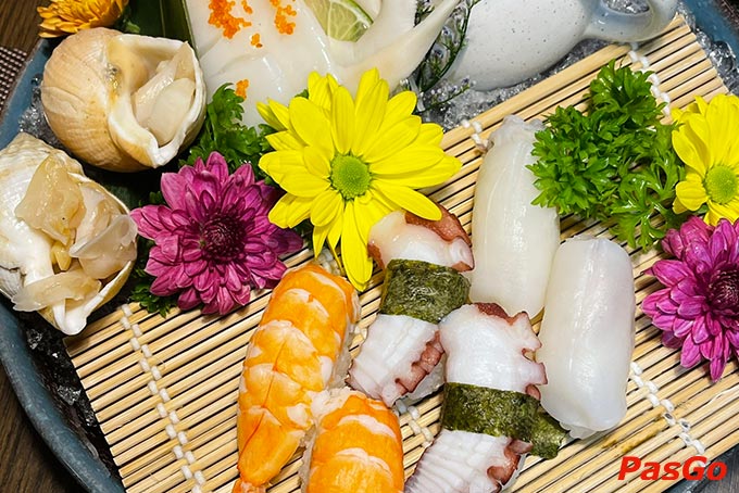 Bên cạnh sushi, một món ăn “quốc hồn quốc túy” khác của ẩm thực Nhật cũng xuất hiện đầy ấn tượng tại Let’s Sushi, đó là hơn 10 loại sashimi tươi ngon từ các loại hải sản tươi rói