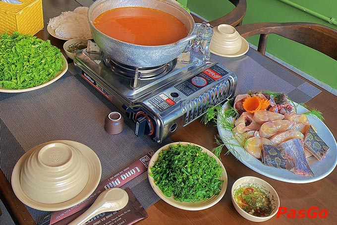 Món ăn của Lòng Phố Chính Kinh là sự hoà trộn giữa nguyên liệu tươi ngon, gia vị độc đáo dưới bàn tay chế biến khéo léo của các đầu bếp tài hoa