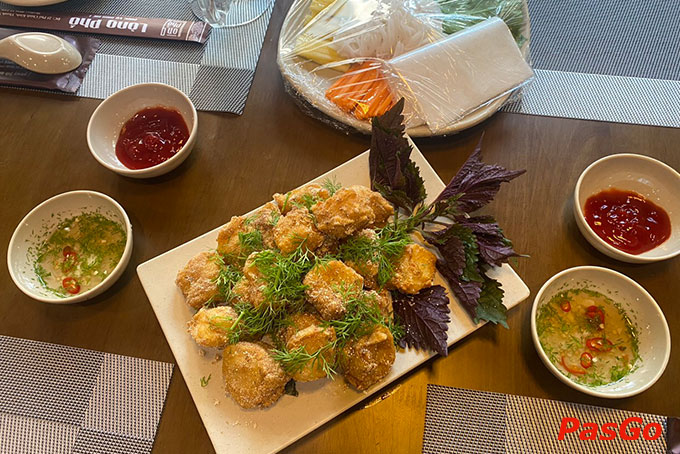 Món ăn của Lòng Phố Chính Kinh là sự hoà trộn giữa nguyên liệu tươi ngon, gia vị độc đáo dưới bàn tay chế biến khéo léo của các đầu bếp tài hoa