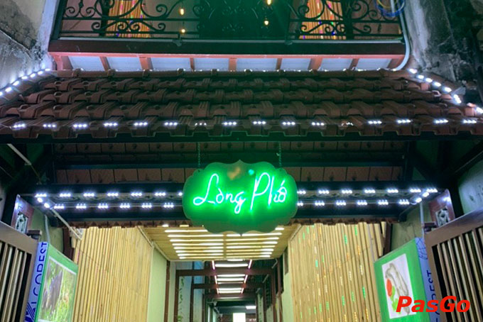 Nhà hàng Lòng Phố tọa lạc tại số 25 đường Chính Kinh, P. Xuân Trung, Q. Thanh Xuân