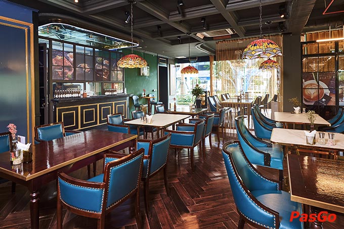 Không gian Lounge 19 Restaurant & Bar rộng rãi, sang trọng, không ồn ào thì cuộc trò chuyện cũng hứng khởi hơn