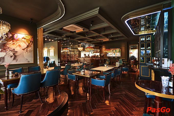 Không gian Lounge 19 Restaurant & Bar rộng rãi, sang trọng, không ồn ào thì cuộc trò chuyện cũng hứng khởi hơn