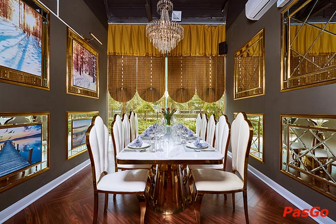 Tới Lounge19, không quá khó khăn để tìm cho mình và người thương một góc riêng tư, lắng đọng để trọn vẹn thưởng thức những món ngon hoà cùng giai điệu du dương của âm nhạc