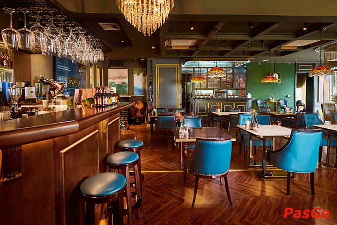 Lounge 19 Restaurant & Bar có không gian VIP riêng tư và không gian chung sang trọng, hiện đại