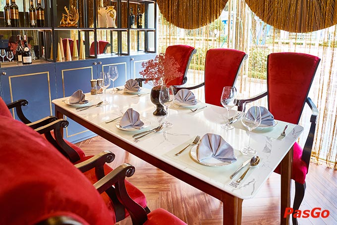 Lounge 19 Restaurant & Bar có không gian VIP riêng tư và không gian chung sang trọng, hiện đại