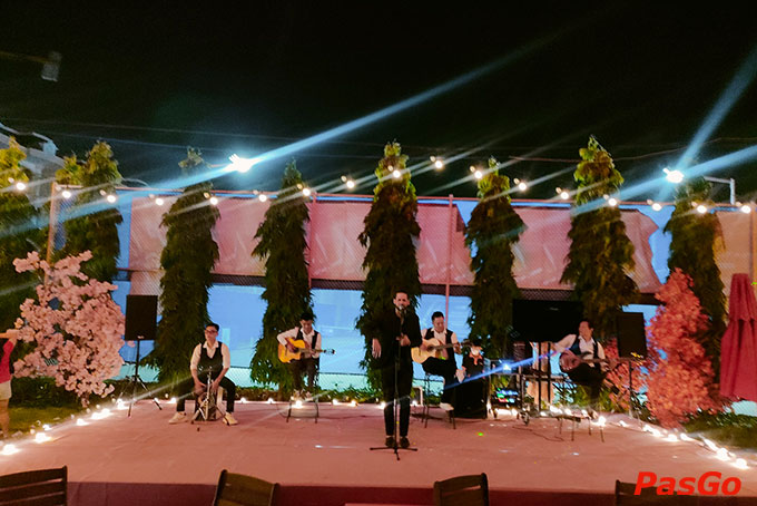 Rũ bỏ muộn phiền, lo toan để đắm mình trong những bản nhạc nhẹ nhàng sâu lắng tại Lux Lounge Khu đô thị Vạn Phúc bạn nhé