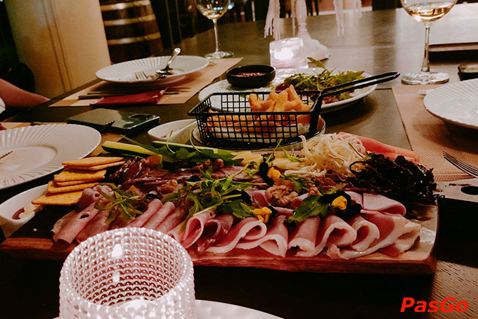 Ngoài menu thức ăn, Lux Lounge còn phục vụ từ bia đến các dòng rượu Vang hảo hạng