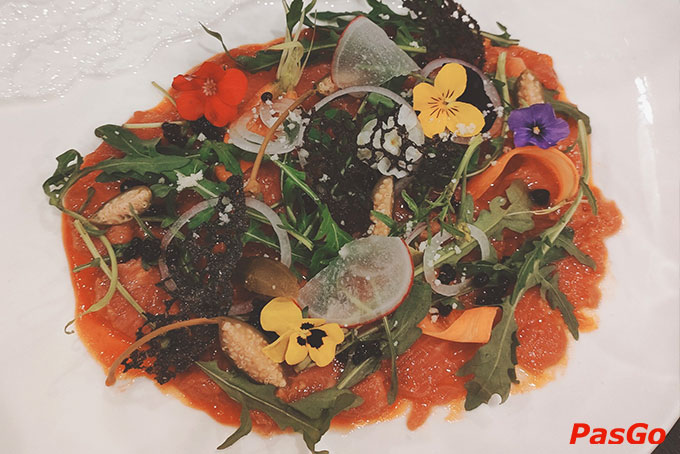 Ngoài menu thức ăn, Lux Lounge còn phục vụ từ bia đến các dòng rượu Vang hảo hạng