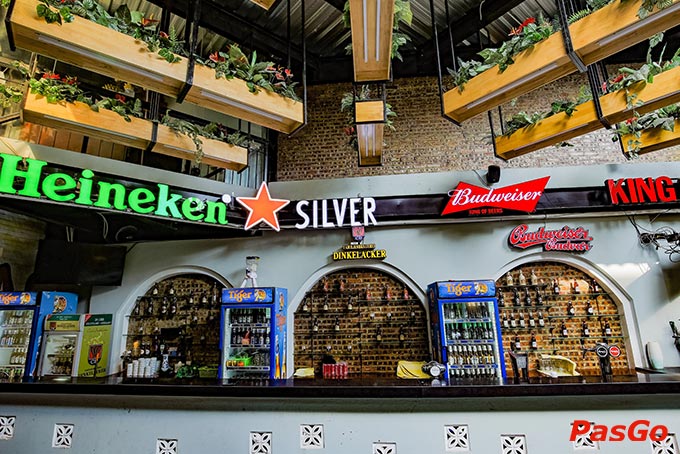 Không gian quán cực chill với hệ thống ánh sáng lung linh vô cùng phù hợp với những tiệc nhậu