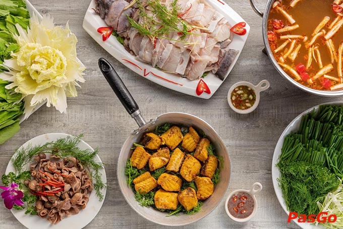 Và không thể thiếu những ly bia tươi mát lạnh, bình rượu mơ đặc sản với vị thơm dịu ngọt nhẹ và hơi cay tê đầu lưỡi  