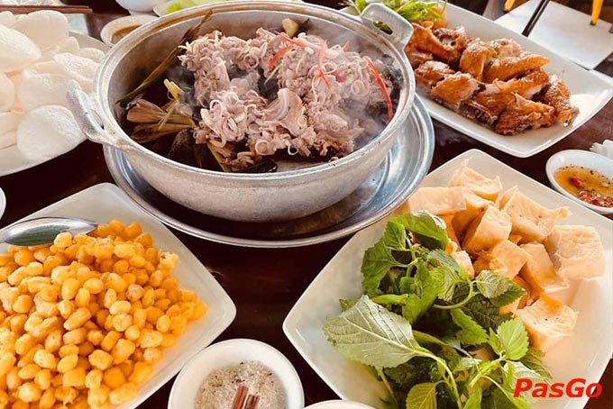 Và không thể thiếu những ly bia tươi mát lạnh, bình rượu mơ đặc sản với vị thơm dịu ngọt nhẹ và hơi cay tê đầu lưỡi  