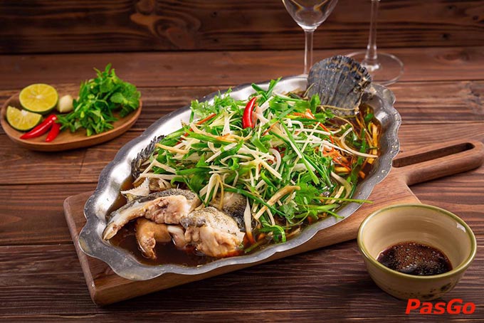 Và không thể thiếu những ly bia tươi mát lạnh, bình rượu mơ đặc sản với vị thơm dịu ngọt nhẹ và hơi cay tê đầu lưỡi  