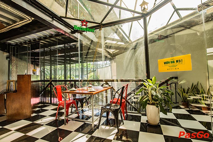 Không gian quán cực chill với hệ thống ánh sáng lung linh vô cùng phù hợp với những tiệc nhậu