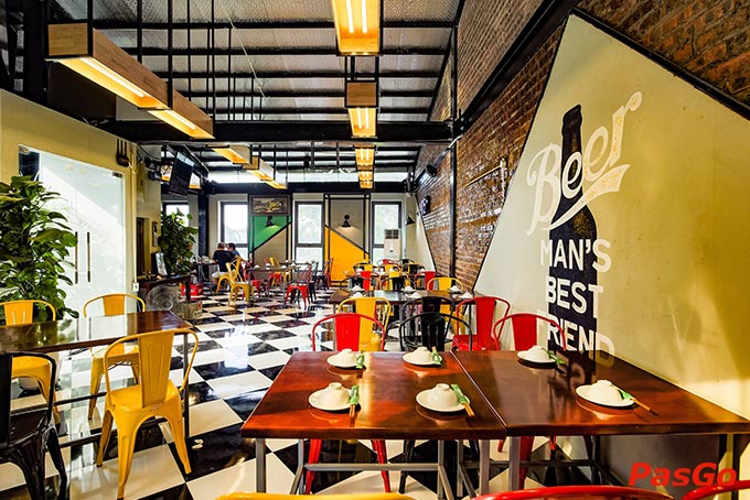 Không gian quán cực chill với hệ thống ánh sáng lung linh vô cùng phù hợp với những tiệc nhậu