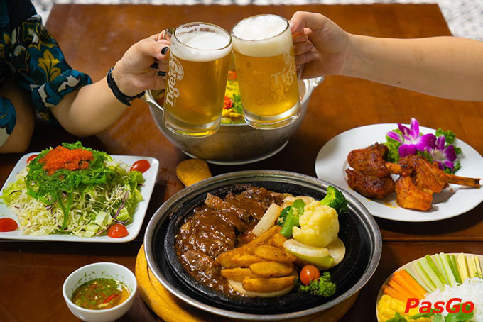 Menu đa dạng với hơn 100 món nhậu lai rai cùng những nồi lẩu hải sản, riêu cua, combo cá lăng ăn hoài không chán