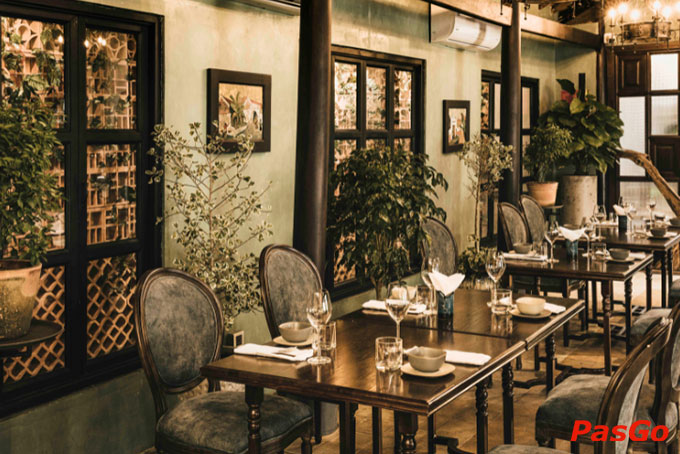 Hòa mình vào không khí truyền thống trong không gian ấm cúng và nét kiến trúc Đông Dương tinh tế của nhà hàng