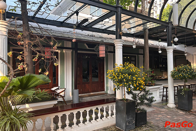 Hòa mình vào không khí truyền thống trong không gian ấm cúng và nét kiến trúc Đông Dương tinh tế của nhà hàng