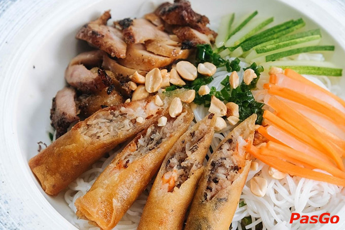 Thưởng thức ẩm thực được giao thoa giữa các đặc sản vùng miền, hương vị đậm đà với nét đặc trưng văn hóa ẩm thực Việt Nam