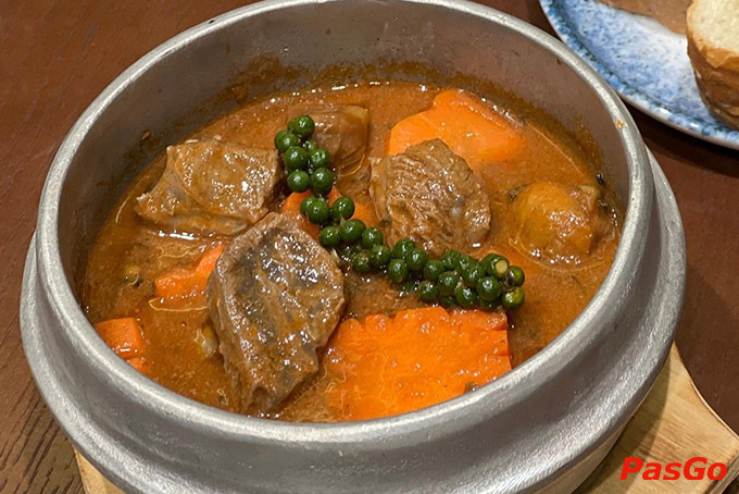  Chef Cường và nhân viên Madame Lam sẽ mang đến cho bạn những trải nghiệm ẩm thực sang trọng, hấp dẫn nhưng không kém phần tinh tế ngay trong không gian riêng tư của gia đình mình