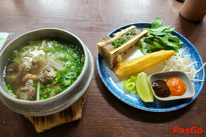  Chef Cường và nhân viên Madame Lam sẽ mang đến cho bạn những trải nghiệm ẩm thực sang trọng, hấp dẫn nhưng không kém phần tinh tế ngay trong không gian riêng tư của gia đình mình