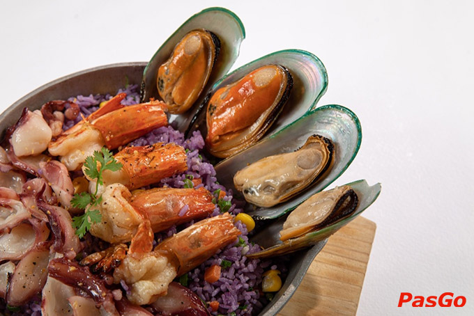 Madame Lam luôn đón chào bạn, dù là bữa ăn ngon hằng ngày hay tiệc riêng tư cùng mỹ vị đĩa ăn và khâu chuẩn bị hoàn hảo!