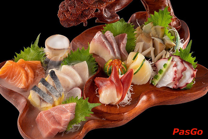 Sashimi là một gợi ý vô cùng tuyệt vời cho quý khách hàng để giảm nhiệt độ cơ thể với sashimi cá hồi, cá ngừ, cá trích, cá bơn, bạch tuộc... xếp trên đá bào siêu mềm mịn mát và mọng